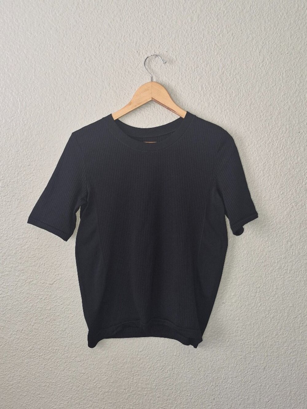 Athleta Women's Size Medium Black Ribbed Knit Crewneck Short Sleeve Active Shirt